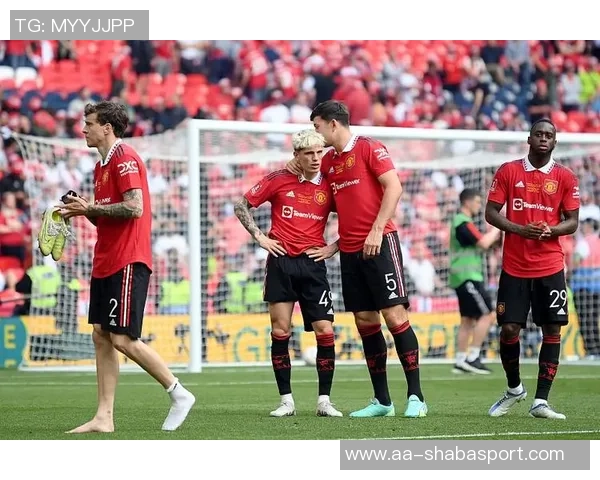 孔帕尼临窗前联系斯特林遭拒周薪高达30万令人惊讶 孔帕尼临窗前联系斯特林遭拒周薪高达30万令人惊讶