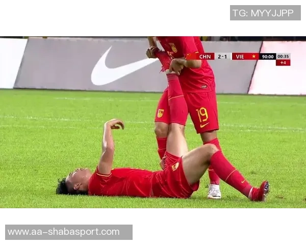 最后时刻U22国足角球争议鲍世蒙拔角旗杆遭黄牌处罚后幽默插回