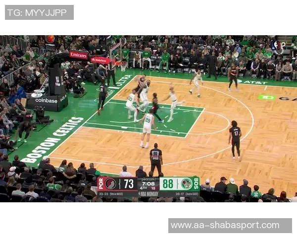 开拓者官方分享凯勒布乐福离开球馆时携篮球的温馨瞬间